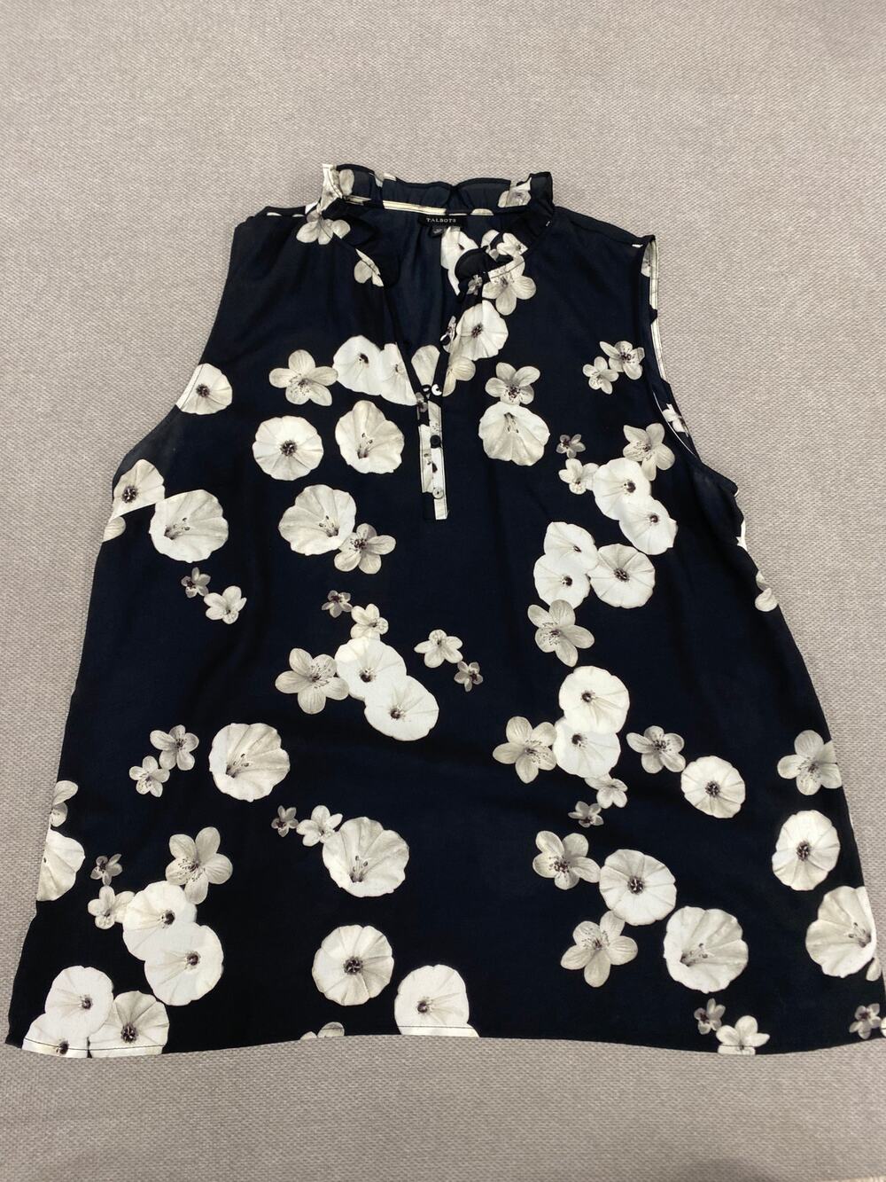 Talbots Misses Sleeveless Black &. White Floral Blouse, Ruffle, Light Weight, XL